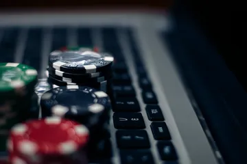 Une femme souriante en tenue traditionnelle utilise son smartphone pendant un moment festif, montrant à quel point l'application BOOMERANG s'intègre facilement au quotidien.