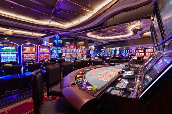 Une roulette lumineuse entourée de jetons symbolise les jeux en direct et les formats instantanés disponibles sur BOOMERANG.